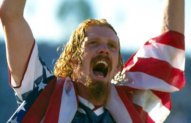 USA v Colombia 22 June 1994 - FIFA World Cup, WM, Weltmeisterschaft, Fussball - USA v Colombia Alexi Lalas celebrates the USA win over Colombia Photo: Mark Leech. Pasadena Rose Bowl USA Copyright: xMarkxLeechxOffside