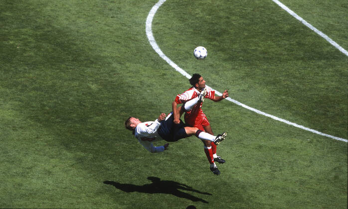 England v Tunisia FIFA World Cup, WM, Weltmeisterschaft, Fussball 15 June 1998 Marseille : FIFA World Cup England v Tunisia : David Batty of England attempts a spectacular overhead kick but connects instead with Imed Ben Younes of Tunisia: Photo: Mark Leech Marseille France Copyright: xMarkxLeechxOffside