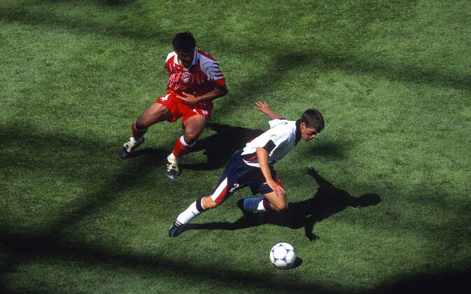 England v Tunisia FIFA World Cup, WM, Weltmeisterschaft, Fussball 15 June 1998 Marseille : FIFA World Cup England v Tunisia : Michael Owen of England escapes from the challenge of Mounir Boukadida of Tunisia. Photo: Mark Leech Marseille France Copyright: xMarkxLeechxOffside
