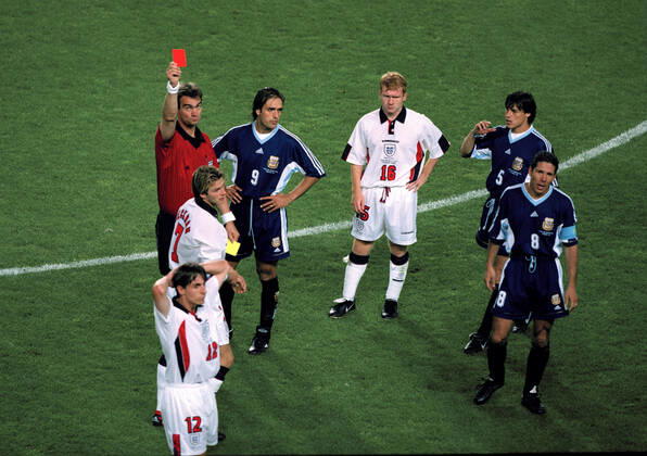 FIFA World Cup, WM, Weltmeisterschaft, Fussball 1998 30 June 1998 Fifa World Cup - England v Argentina - Referee Kim Milton Nielsen shows the red card to David Beckham as Paul Scholes(16) looks accusingly at Argentinian captain Diego Simeone (8) who was involved in the incident - Gary Neville (12) Gabriel Batistuta (9) and Matias Almeyda (5). Photo: Mark Leech St. Etienne France