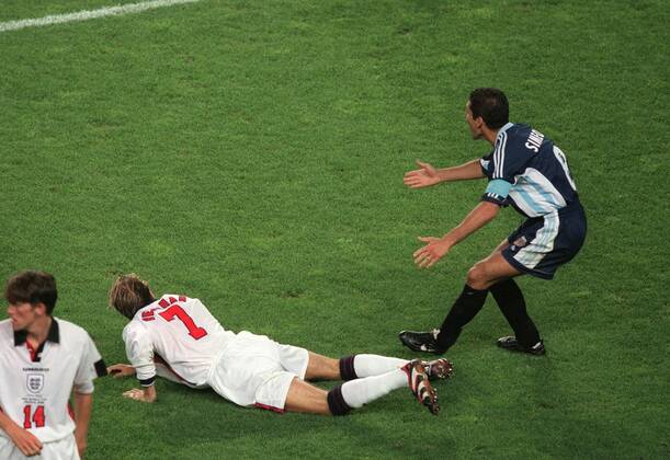 FIFA World Cup, WM, Weltmeisterschaft, Fussball 1998 France 30 June 1998 - World Cup round of sixteen - Argentina v England - David Beckham aims a kick at Diego Simeone.30 June 1998 - World Cup round of sixteen - Argentina v England - Photo: Mark Leech St. Etienne France