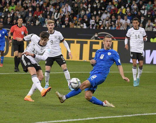Bilder des Jahres 2022, Sport 03 März Sport Themen der Woche KW12 26.03.2022, Fussball Freundschafts-Länderspiel, Deutschland - Israel, in Sinsheim. Kai Havertz (Deutschland) gegen Sean Goldberg (Israel)