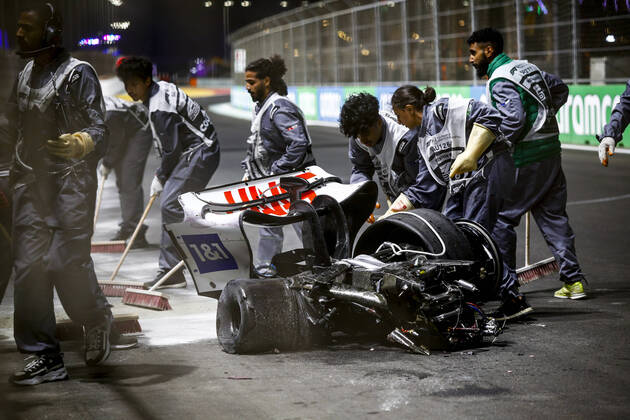 Bilder des Jahres 2022, Sport 03 März Sport Themen der Woche KW12 Sport Bilder des Tages Debris pictured following the crash of 47 Mick Schumacher (DEU, Haas F1 Team), F1 Grand Prix of Saudi Arabia at Jeddah Corniche Circuit on March 26, 2022 in Jeddah, Saudi Arabia. (Photo by HOCH ZWEI) Jeddah Saudi Arabia