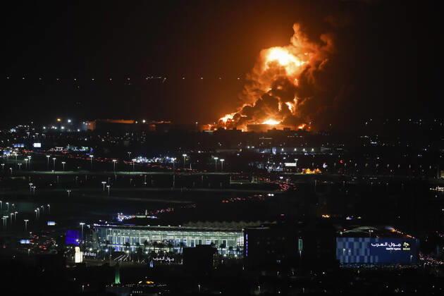 Bilder des Jahres 2022, Sport 03 März Sport Themen der Woche KW12 An Aramco oil depot close to the circuit is seen in flames following an attack, F1 Grand Prix of Saudi Arabia at Jeddah Corniche Circuit on March 25, 2022 in Jeddah, Saudi Arabia. (Photo by HOCH ZWEI) Jeddah Saudi Arabia