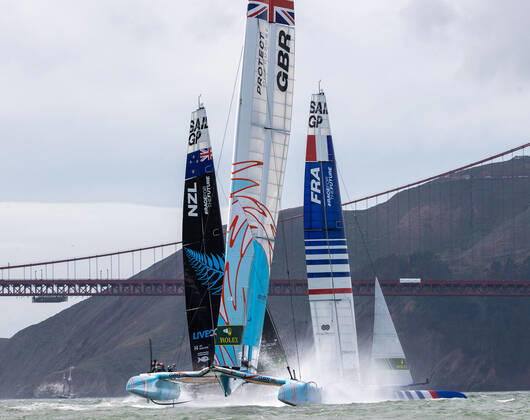 Bilder des Jahres 2022, Sport 03 März Sport Themen der Woche KW12 Sport Bilder des Tages (220328) -- SAN FRANCISCO, March 28, 2022 -- Teams compete during the San Francisco SailGP in San Francisco, the United States, March 27, 2022. Australia SailGP Team won the SailGP Championship for a second successive year, beating Japan and the United States in the Grand Final in San Francisco. (Photo by Dong Xudong Xinhua) (SP)U.S.-SAN FRANCISCO-SAILING-SAILGP-FINAL WuxXiaoling 