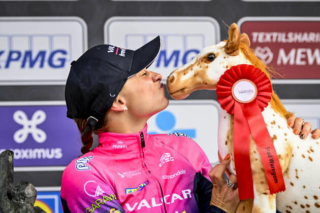 Bilder des Jahres 2022, Sport 03 März Sport Themen der Woche KW13 Sport Bilder des Tages Italian Chiara Consonni of Valcar - Travel and Service celebrates on the podium after winning the women elite race of the Dwars Door Vlaanderen cycling race, 120 km with start and finish in Waregem, Wednesday 30 March 2022. DIRKxWAEM  x28638052x