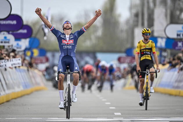 Bilder des Jahres 2022, Sport 03 März Sport Themen der Woche KW13 Sport Bilder des Tages Dutch Mathieu van der Poel of Alpecin-Fenix celebrates as he crosses the finish line to win the men elite race of the Dwars Door Vlaanderen cycling race, 183,7 km from Roeselare to Waregem, Wednesday 30 March 2022. ERICxLALMAND  x28668294x