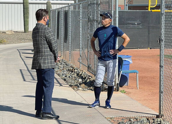 MLB, Baseball Herren, USA spring training Former Boston Red Sox pitcher Daisuke Matsuzaka (L) chats with former Seattle Mariners outfielder Ichiro Suzuki, currently serving as an instructor, during his visit to the Mariners spring training site in Peoria, Arizona, on March 30, 2022. A14AA0001274876P