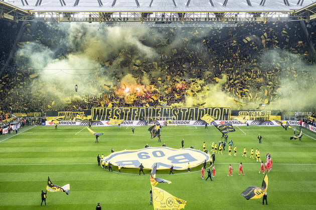 Bilder des Jahres 2022, Sport 04 April Sport Themen der Woche KW13 Sport Bilder des Tages Fußball: 1. Bundesliga, 28. Spieltag, Borussia Dortmund - RB Leipzig am 02.04.2022 im Signal-Iduna-Park in Dortmund (Nordrhein-Westfalen). Die Fans zünden Bengalis. DFL REGULATIONS PROHIBIT ANY USE OF PHOTOGRAPHS AS IMAGE SEQUENCES AND OR QUASI-VIDEO. Copyright: xDavidxInderliedx