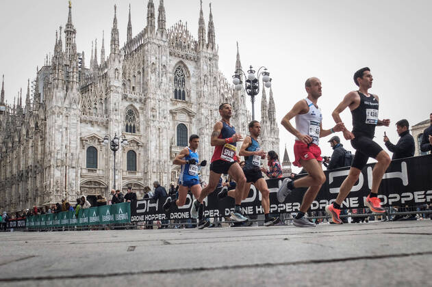 Bilder des Jahres 2022, Sport 04 April Sport Themen der Woche KW13 April 3, 2022, MILAN, Italia: Partecipants at the Milano Marathon in the centre of Milan, Italy, 03 April 2022..ANSA MATTEO CORNER MILAN Italia - ZUMAa110 20220403_zaf_a110_011 Copyright: xMatteoxCornerx