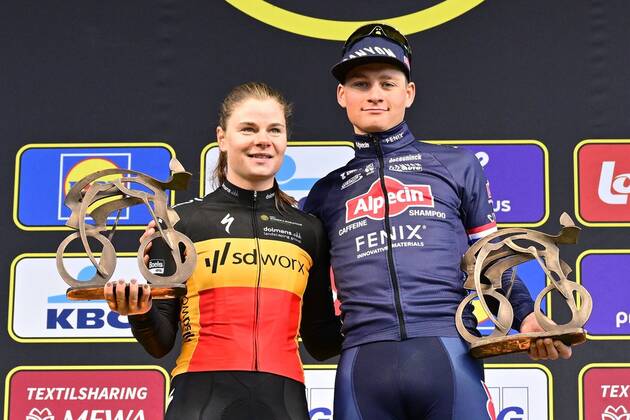 Bilder des Jahres 2022, Sport 04 April Sport Themen der Woche KW13 Sport Bilder des Tages Oudenaarde, Belgium - April 3 : Kopecky Lotte (BEL) of Team SD Worx and Van Der Poel Mathieu (NED) of Alpecin-Fenix pictured during the podium ceremony after winning during the UCI World Tour Flanders Classics 106th Ronde Van Vlaanderen, a cycling race with start in Antwerp and finish in Oudenaarde on April 03, 2022 in Oudenaarde, Belgium, 3 04 2022 ( Motordriver Kenny Verfaillie - Tour of Flanders 2022 Cycling Race PhotoNews Panoramic 