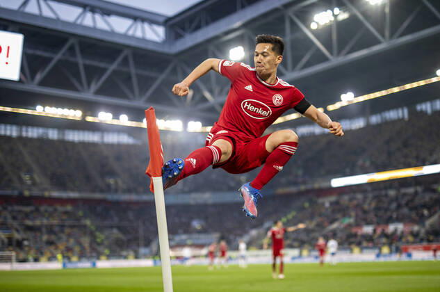 Bilder des Jahres 2022, Sport 04 April Sport Themen der Woche KW14 Torjubel: Shinta Appelkamp (F95) springt gegen Eckfahne Fortuna Düsseldorf - Hansa Rostock 08.04.2022, Fussball; Saison 2021 22 Foto: Moritz Müller