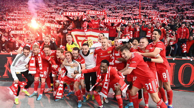 Bilder des Jahres 2022, Sport 04 April Sport Themen der Woche KW14 Fussball, Herren, 1. Bundesliga, Saison 2021 22, (29. Spieltag), Hertha BSC - 1. FC Union Berlin, Union, Jubel nach Abpfiff mit den Fans, 09.04. 2022, Copyright: xMatthiasxKochx