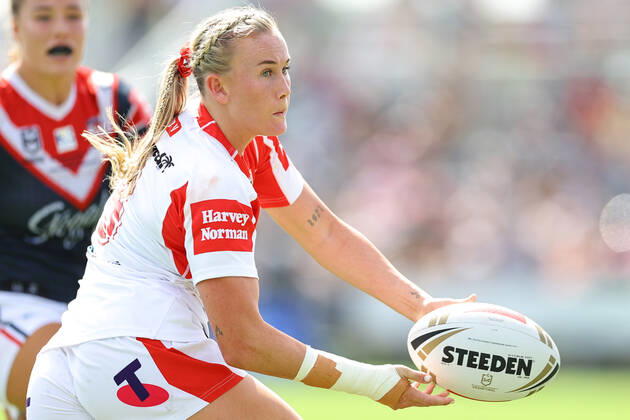 NRLW GRAND FINAL DRAGONS ROOSTERS, Jaime Chapman of the St. George Illawarra Dragons passes the ball during the NRLW Grand Final match between the St. George Illawarra Dragons and Sydney Roosters at Moreton Bay Stadium in Brisbane, Sunday, April 10, 2022. ( NO ARCHIVING, EDITORIAL USE ONLY, NO USE IN BOOKS WITHOUT CONSENT Redcliffe QLD AUSTRALIA  Copyright: xPATxHOELSCHERx 20220410001645831685