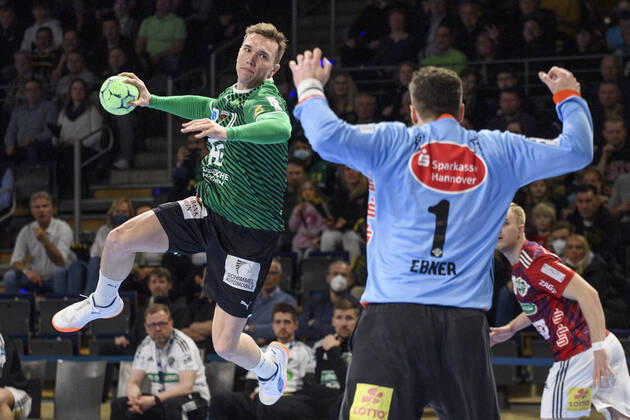 Bilder des Jahres 2022, Sport 04 April Sport Themen der Woche KW14 v.l. Lasse Andersson (Fuechse Berlin, 11), Domenico Ebner (TSV Hannover Burgdorf, 01), Zweikampf, Action, Kampf, Wurf, Luft, Sprung GER, Fuechse Berlin vs TSV Hannover Burgdorf, Handball 1. Bundesliga - Maenner, . Spieltag, Saison 2021 2022, 10.04.2022, GER, Fuechse Berlin vs TSV Hannover Burgdorf, Handball 1. Bundesliga - Maenner, . Spieltag, Saison 2021 2022, 10.04.2022, Berlin Copyright: xEibner-Pressefoto UwexKochx EP_UKH