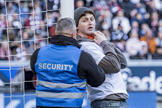Bilder des Jahres 2022, Sport 04 April Sport Themen der Woche KW14 Sport Bilder des Tages Fussball Bundesliga, Eintracht Frankfurt vs. SC Freiburg, Deutsche Bank Park, Frankfurt, 10.04.2022 Am Tor festgebundener Aktivist, Eintracht Frankfurt vs. SC Freiburg, Frankfurt, Deutsche Bank Park, 10.4.2022 Copyright: xBEAUTIFULxSPORTS Gawlikx