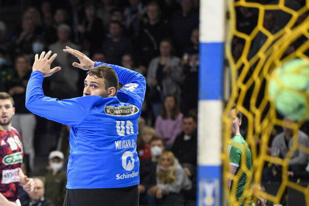 Bilder des Jahres 2022, Sport 04 April Sport Themen der Woche KW14 Sport Bilder des Tages Dejan Milosavljev (Fuechse Berlin, 96), Sieg oder Niederlage - Tor, GER, Fuechse Berlin vs TSV Hannover Burgdorf, Handball 1. Bundesliga - Maenner, . Spieltag, Saison 2021 2022, 10.04.2022, GER, Fuechse Berlin vs TSV Hannover Burgdorf, Handball 1. Bundesliga - Maenner, . Spieltag, Saison 2021 2022, 10.04.2022, Berlin Copyright: xEibner-Pressefoto UwexKochx EP_UKH
