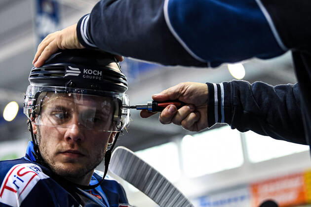 Bilder des Jahres 2022, Sport 04 April Sport Themen der Woche KW14 Sport Bilder des Tages Eishockey, Herren, DEL, Saison 2021-2022, Playoff, Viertelfinale, Spiel 1, Straubing Tigers - Adler Mannheim, 10.04.2022 bei Parker Tuomie (6-Straubing Tigers) wird noch die Visierschraube nachgezogen Straubing Eisstadion am Pulverturm Bayern Deutschland
