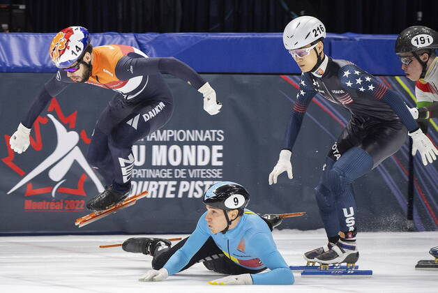 Bilder des Jahres 2022, Sport 04 April Sport Themen der Woche KW14 Sport Bilder des Tages Short Track, WM in Montreal April 10, 2022, Montreal, PQ, Canada: Sjinkie Knegt of the Netherlands (14) leaps over Stijn Desmet of Belgium (9) during the 1000-metre quarter-final at the ISU World Short Track Speed skating, Eisschnelllauf Championships in Montreal, Sunday April 10, 2022. Sjinkie Knegt, Stijn Desmet, - ZUMAc35_ 20220410_zaf_c35_025 Copyright: xGrahamxHughesx