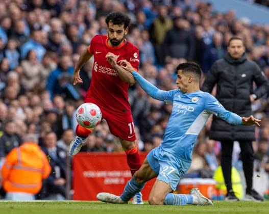 Bilder des Jahres 2022, Sport 04 April Sport Themen der Woche KW14 Sport Bilder des Tages (220411) -- MANCHESTER, April 11, 2022 -- Liverpool s Mohamed Salah (L) skips over a challenge from Manchester City s Joao Cancelo during the English Premier League match between Manchester City and Liverpool in Manchester, Britain, on April 10, 2022. The game ended in a 2-2 draw. FOR EDITORIAL USE ONLY. NOT FOR SALE FOR MARKETING OR ADVERTISING CAMPAIGNS. NO USE WITH UNAUTHORIZED AUDIO, VIDEO, DATA, FIXTURE LISTS, CLUB LEAGUE LOGOS OR LIVE SERVICES. ONLINE IN-MATCH USE LIMITED TO 45 IMAGES, NO VIDEO EMULATION. NO USE IN BETTING, GAMES OR SINGLE CLUB LEAGUE PLAYER PUBLICATIONS. (SP)BRITAIN-MANCHESTER-FOOTBALL-PREMIER LEAGUE-MANCHESTER CITY VS LIVERPOOL Stringer