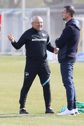 Sport Bilder des Tages DEU, DFL, 1. FBL Hertha BSC, Training, 11.04.2022, Sportforum, Berlin, DEU, DFL, 1. FBL Hertha BSC, Training, im Bild Cheftrainer Felix Magath (Hertha BSC Berlin), Fredi Bobic (Geschaeftsfuehrer, Hertha BSC Berlin) DFL - regulations prohibit any use of Photographs as image sequences and or quasi-video Foto: Juergen Engler nordphoto GmbH