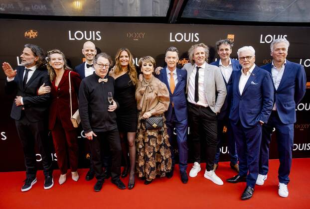 Bilder des Jahres 2022, Sport 04 April Sport Themen der Woche KW15 AMSTERDAM - Louis van Gaal, Truus van Gaal, Geertjan Lassche, Jan Slagter and Harmen Jalvingh on the red carpet prior to the premiere of LOUIS. The documentary is about the life of national coach Louis van Gaal. ANP KIPPA KOEN VAN WEEL xVIxANPxSportx xxANPxIVx