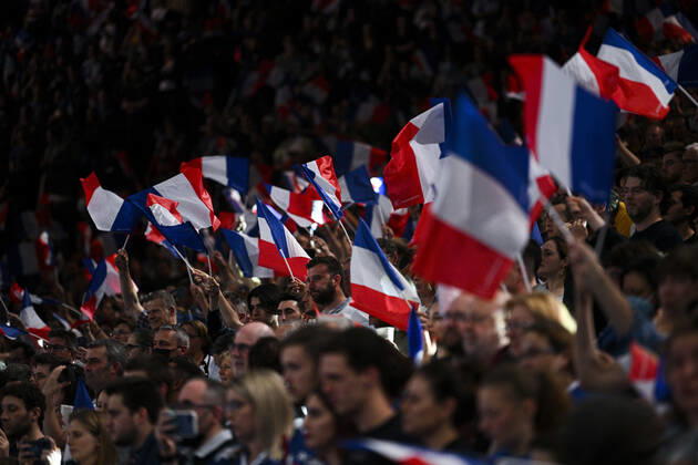 supporters de l Equipe de France - ambiance drapeaux HANDBALL : France vs Espagne - Test Match - 14 04 2022 JBAutissier Panoramic