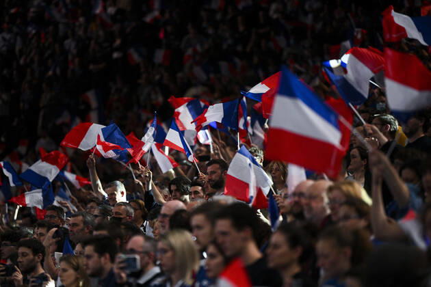 supporters de l Equipe de France - ambiance drapeaux HANDBALL : France vs Espagne - Test Match - 14 04 2022 JBAutissier Panoramic