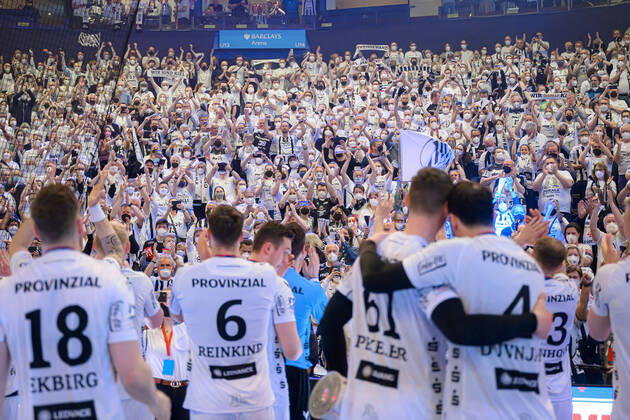 Bilder des Jahres 2022, Sport 04 April Sport Themen der Woche KW16 Sport Bilder des Tages Hamburg, Deutschland 24. April 2022: Handball DHB-Pokal - 21 22 - Finale - THW Kiel vs. SC Magdeburg Fankurve Fans Fanblock THW Kiel Hamburg Barclays Arena Hamburg Deutschland
