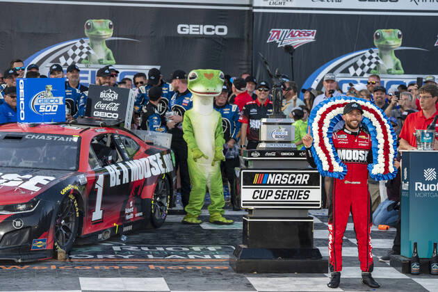 Bilder des Jahres 2022, Sport 04 April Sport Themen der Woche KW16 Sport Bilder des Tages April 24, 2022, Lincoln, AL, United States of America: Ross Chastain wins the GEICO 500 at Talladega Superspeedway in Lincoln , AL. NASCAR, Motorsport, USA Cup Series 2022: GEICO 500  - ZUMAa161 20220424_zaa_a161_018 Copyright: xWalterxG.xArcexSr.x