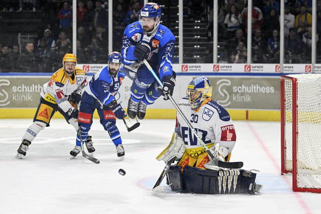 Bilder des Jahres 2022, Sport 04 April Sport Themen der Woche KW17 Sport Bilder des Tages Marcus Krueger, ZSC, re. Torhueter Leonardo Genoni, EVZ, hi. Topscorer Jan Kovar, EVZ, Justin Azevedo, ZSC, ZSC Lions - EV Zug, National League, Eishockey, 25.04.2022
