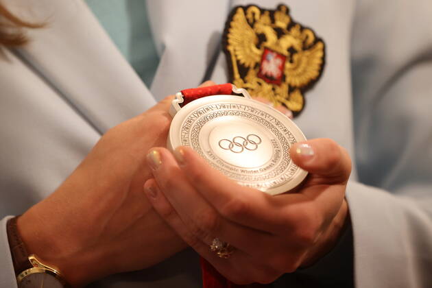 MOSCOW, RUSSIA - APRIL 26, 2022: A Russian athlete holds an Olympic medal ahead of a meeting between Russian President Vladimir Putin, Russian medalists of the 2022 Beijing Winter Olympics and members of the Russian Paralympic team, at the Moscow Kremlin. Sergei Bobylev TASS  0157115723st