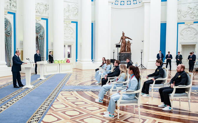 Russia Putin Olympic Athletes 8175920 26.04.2022 Russian President delivers a speech during a state awards ceremony for Russian athletes - gold medalists of the 2022 Beijing Olympic Winter games, Winterspiele,Spiele, Summer games at the Kremlin in Moscow, Russia. Vladimir Astapkovich Sputnik Moscow Russia  Copyright: xVladimirxAstapkovichx