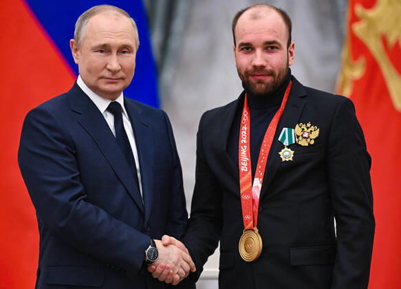 Russia Putin Olympic Athletes 8175939 26.04.2022 Russian President Vladimir Putin shakes hands with Olympic champion in cross-country skiing Alexey Chervotkin during a state awards ceremony for Russian athletes - gold medalists of the 2022 Beijing Olympic Winter games, Winterspiele,Spiele, Summer games at the Kremlin in Moscow, Russia. Vladimir Astapkovich Sputnik Moscow Russia  Copyright: xVladimirxAstapkovichx