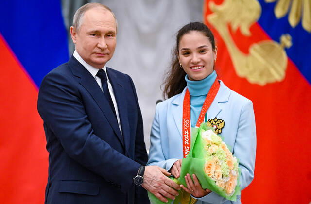 Russia Putin Olympic Medalists 8176075 26.04.2022 Russian President Vladimir Putin poses for a photo with Olympic champion in cross-country skiing Veronika Stepanova during a state awards ceremony for Russian athletes - gold medalists of the 2022 Beijing Olympic Winter games, Winterspiele,Spiele, Summer games at the Kremlin in Moscow, Russia. Vladimir Astapkovich Sputnik Moscow Russia  Copyright: xVladimirxAstapkovichx
