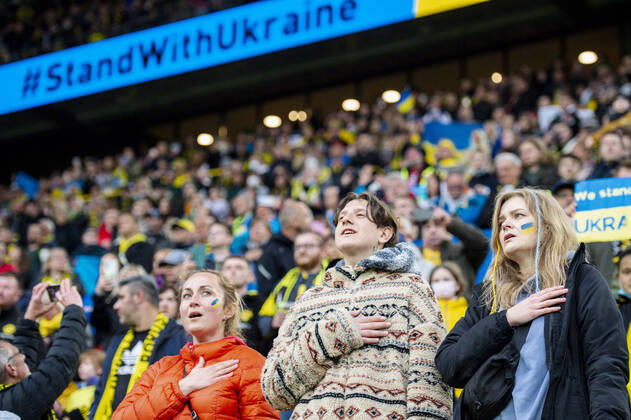Bilder des Jahres 2022, Sport 04 April Sport Themen der Woche KW17 Fußball: Benefizspiel, Borussia Dortmund - Dinamo Kiev am 26.04.2022 im Signal-Iduna-Park in Dortmund (Nordrhein-Westfalen). Ukrainische Frauen singen Nationalhymne DFL REGULATIONS PROHIBIT ANY USE OF PHOTOGRAPHS AS IMAGE SEQUENCES AND OR QUASI-VIDEO. Copyright: xChristopherxNeundorfx