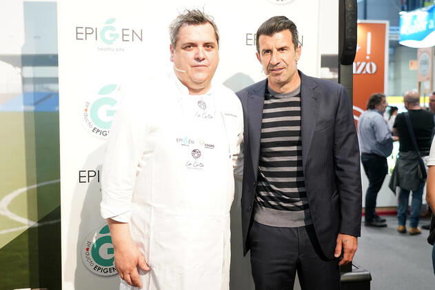 Spanish chef Jose Alvarez (l) and Portuguese football legend Luis Figo perform a show-cooking by Epigen Healthy Bite during the Salon Gourmets 2022. April 26, 2022. (2022042604)