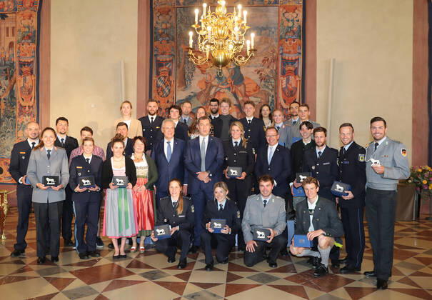 Bilder des Jahres 2022, Sport 04 April Sport Themen der Woche KW17 Sport Bilder des Tages sämtliche bayerischen Olympiateilnehmer in Peking 2022 zusammen mit dem bayerischen Innenminister Joachim Herrmann und dem Ministerpräsidenten Dr. Markus Söder Ministerpräsident Dr. Markus Söder gibt einen Empfang zu Ehren der bayerischen Teilnehmer an den olympischen Winterspielen und Paralympics in Peking im Kaisersaal der Münchner Residenz. München Bayern Deutschland Kaiser Saal der Münchner Residenz