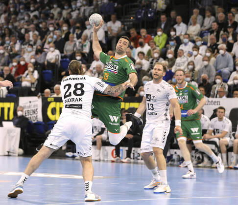 Bilder des Jahres 2022, Sport 04 April Sport Themen der Woche KW17 Sport Bilder des Tages Foto : Filip Mirkulovski Wetzlar beim Torwurf gegen Pavel Horak (Kiel) Handball Herren am 28.04.2022 1. Bundesliga THW Kiel - HSG WETZLAR