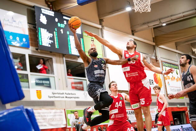 BARMER 2. Basketsball Bundesliga ProA Saison 2021 2022 Playoff Viertelfinale Spiel 4 am 29.4.22 Uni Baskets Paderborn vs Medipolis SC Jena v.li. Brandon Thomas (Jena) beim Korbleger gegen Brad Greene (Paderborn) Sparkassen Arena