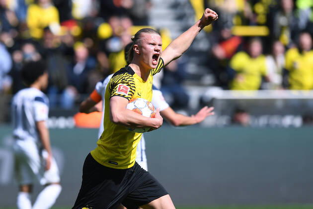 Bilder des Jahres 2022, Sport 04 April Sport Themen der Woche KW17 Sport Bilder des Tages Fußball 1. Bundesliga 32. Spieltag Borussia Dortmund - VfL Bochum am 30.04.2022 im Signal Iduna Park in Dortmund Torjubel zum 1:2 durch Erling Haaland ( Dortmund ) DFL regulations prohibit any use of photographs as image sequences and or quasi-video.