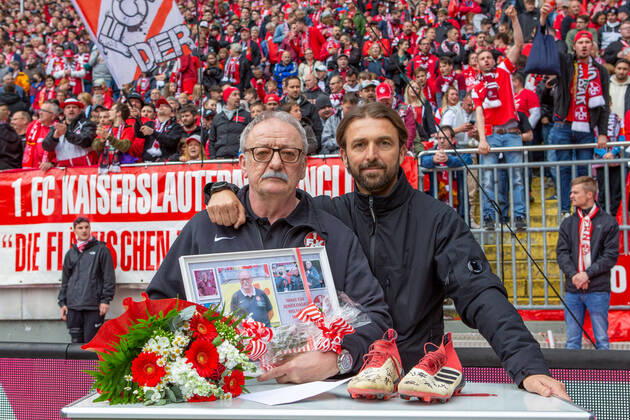 Bilder des Jahres 2022, Sport 04 April Sport Themen der Woche KW17 Sport Bilder des Tages Kaiserslautern, Deutschland 30. April 2022: 3. Liga - 2021 2022 - 1. FC Kaiserslautern vs. Borussia Dortmund II v.li. Zeugwart Wolfgang Wittich (FCK) und Geschaeftsfuehrer Thomas Hengen (FCK) bei Wittichs Verabschiedung in den Ruhestand DFB regulations prohibit any use of photographs as image sequences and or quasi-video. Fritz Walter Stadion Rheinland-Pfalz Copyright: xFotostandx xSchmittx