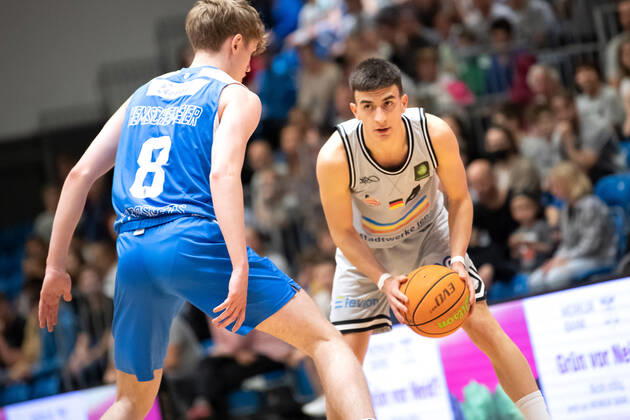 BARMER 2. Basketsball Bundesliga ProA Saison 2021 2022 Playoff Viertelfinale Spiel 5 am 01.5.22 Medipolis SC Jena vs Uni Baskets Paderborn v.re. am Ball Vuk Radojicic (Jena) gegen Peter Hemschemeier (Paderborn) Sparkassen Arena