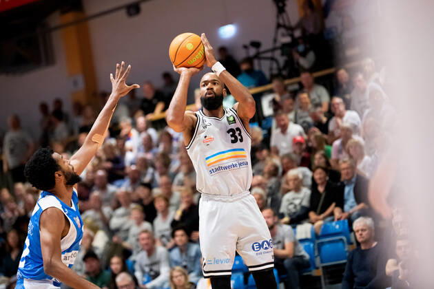 BARMER 2. Basketsball Bundesliga ProA Saison 2021 2022 Playoff Viertelfinale Spiel 5 am 01.5.22 Medipolis SC Jena vs Uni Baskets Paderborn v.re. Brandon Thomas (Jena) beim Wurf gegen Aaron Kayser (Paderborn) Sparkassen Arena
