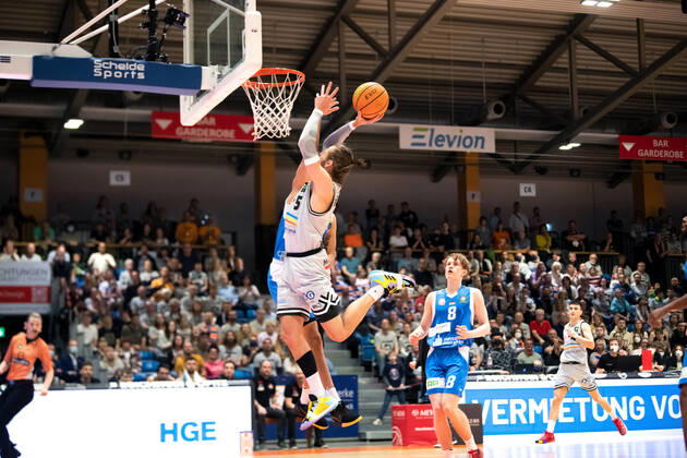BARMER 2. Basketsball Bundesliga ProA Saison 2021 2022 Playoff Viertelfinale Spiel 5 am 01.5.22 Medipolis SC Jena vs Uni Baskets Paderborn Mitte: Nico Brauner (Jena) mit dem Korbleger Sparkassen Arena