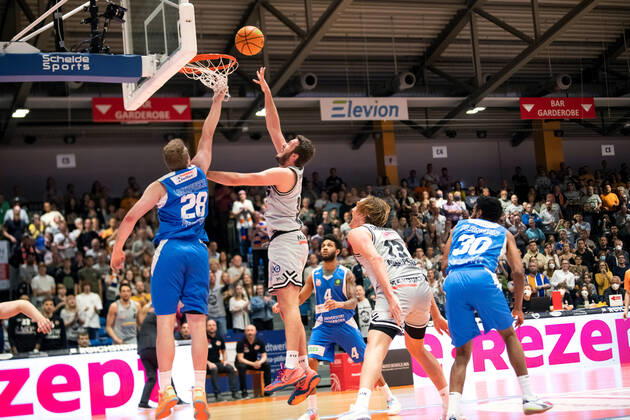 BARMER 2. Basketsball Bundesliga ProA Saison 2021 2022 Playoff Viertelfinale Spiel 5 am 01.5.22 Medipolis SC Jena vs Uni Baskets Paderborn Mitte: Stephan Haukohl (Jena) mit dem Korbleger gegen Lars Lagerpusch (Paderborn) Sparkassen Arena