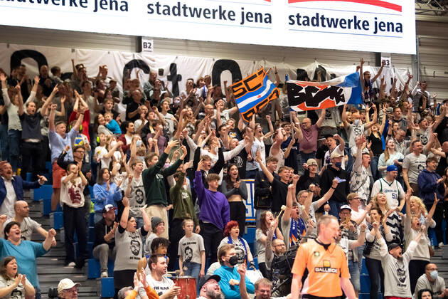 BARMER 2. Basketsball Bundesliga ProA Saison 2021 2022 Playoff Viertelfinale Spiel 5 am 01.5.22 Medipolis SC Jena vs Uni Baskets Paderborn Die Fans von Jena jubeln Sparkassen Arena