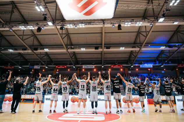 BARMER 2. Basketsball Bundesliga ProA Saison 2021 2022 Playoff Viertelfinale Spiel 5 am 01.5.22 Medipolis SC Jena vs Uni Baskets Paderborn Die Mannschaft von Medipolis SC Jena feiert den Sieg im 5. Spiel gegen Paderborn und damit den Einzug ins Playoff Halbfinale Sparkassen Arena
