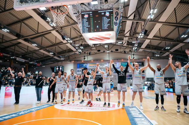 BARMER 2. Basketsball Bundesliga ProA Saison 2021 2022 Playoff Viertelfinale Spiel 5 am 01.5.22 Medipolis SC Jena vs Uni Baskets Paderborn Die Mannschaft von Medipolis SC Jena feiert den Sieg im 5. Spiel gegen Paderborn und damit den Einzug ins Playoff Halbfinale Sparkassen Arena