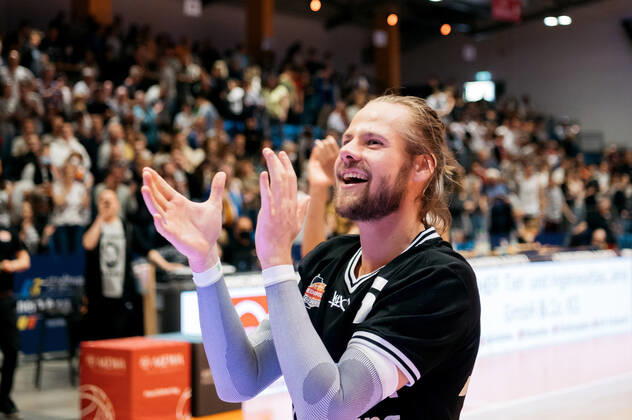 BARMER 2. Basketsball Bundesliga ProA Saison 2021 2022 Playoff Viertelfinale Spiel 5 am 01.5.22 Medipolis SC Jena vs Uni Baskets Paderborn Freude bei Nico Brauner (Jena) über den Sieg in Spiel 5 gegen Paderborn Sparkassen Arena